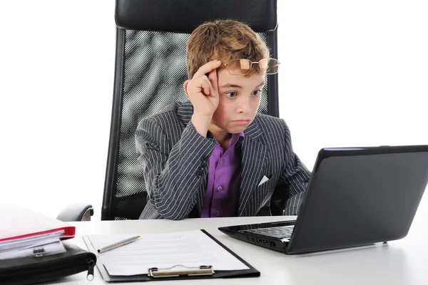 Ung affärsman som använder en bärbar dator — Stockfoto