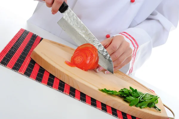 Szef kuchni kawałki pomidorów — Zdjęcie stockowe