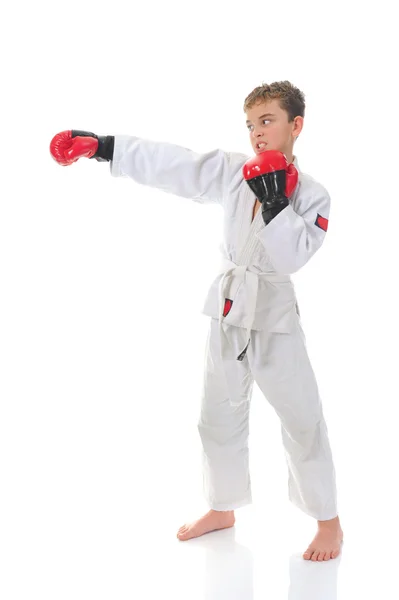 Giovane ragazzo formazione karate . — Foto Stock