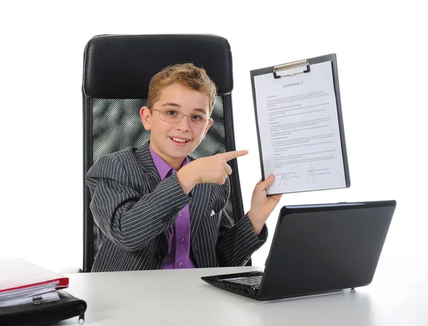 Fiatal üzletember laptopot használ — Stock Fotó