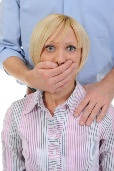O homem fecha uma boca uma mão à mulher — Fotografia de Stock