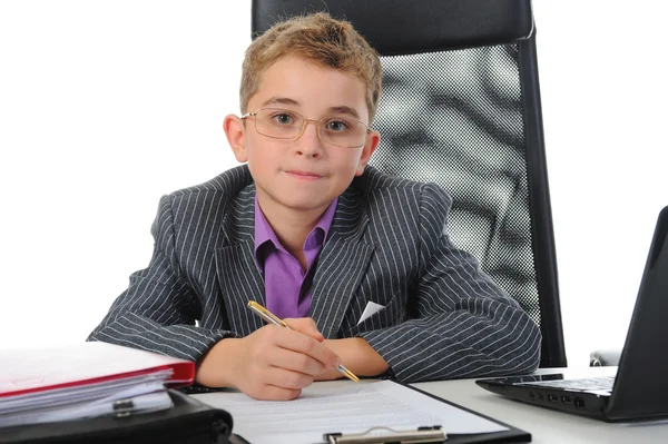 Jonge zakenman met behulp van een laptop — Stockfoto