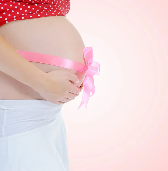 Mulher grávida jovem bonita — Fotografia de Stock