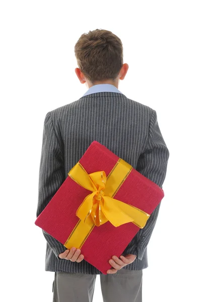 Хлопчик з подарунковою коробкою і квіткою — стокове фото