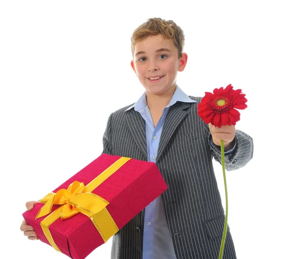 Ragazzo con una scatola regalo e un fiore — Foto Stock