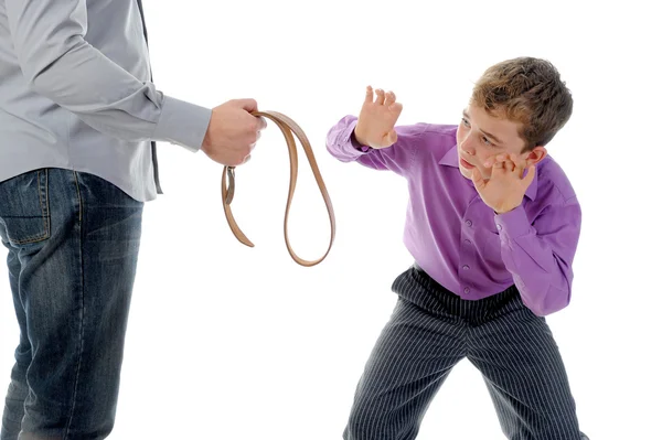Estricto padre castiga a su hijo — Foto de Stock