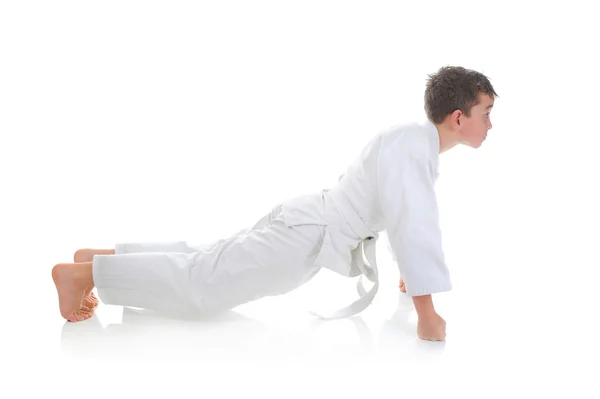 Ung pojke utbildning karate. — Stockfoto