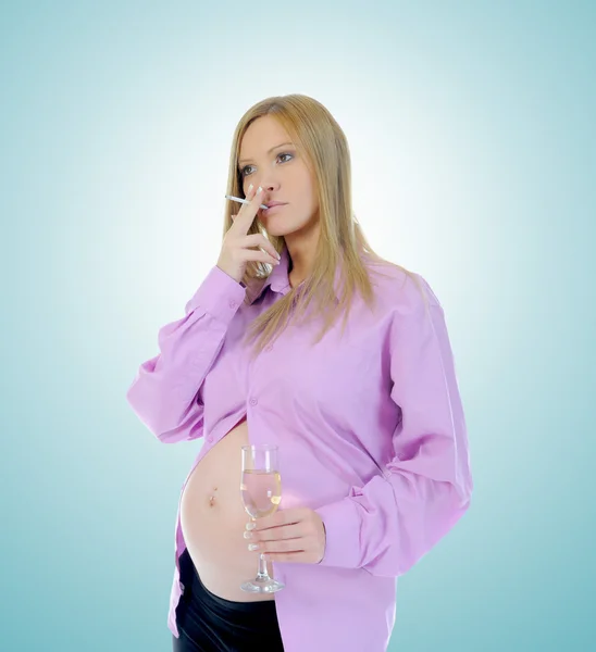 Mulher grávida com álcool — Fotografia de Stock