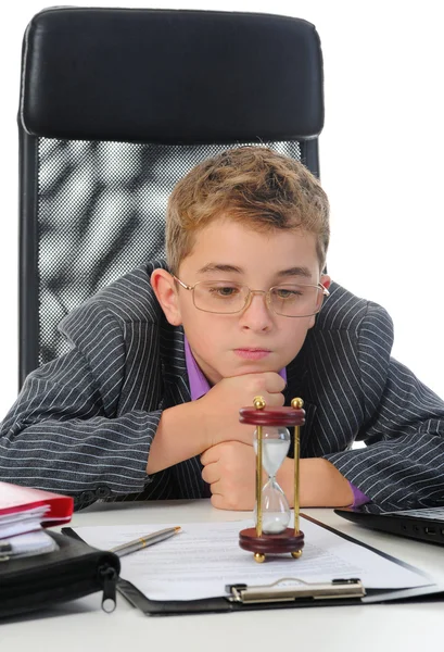 Ung affärsman som använder en bärbar dator — Stockfoto