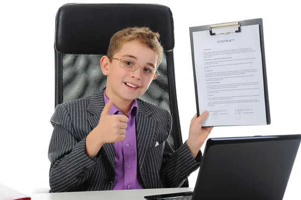 Mladý podnikatel pomocí notebooku — Stock fotografie