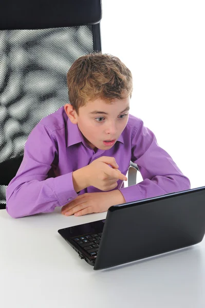 Хлопчик за комп'ютером — стокове фото