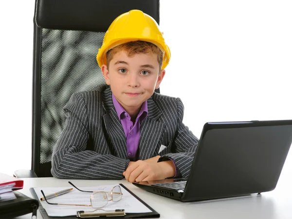 Jonge zakenman met behulp van een laptop — Stockfoto