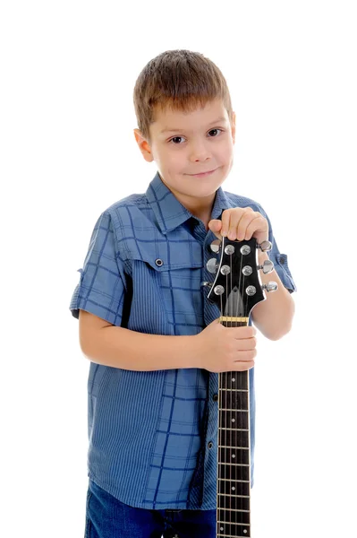 Küçük müzisyen gitar çalmak — Stok fotoğraf