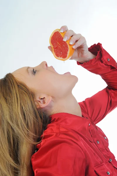 Hermosa chica con jugosa naranja —  Fotos de Stock