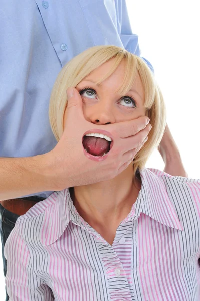 L'uomo chiude una bocca una mano alla donna — Foto Stock