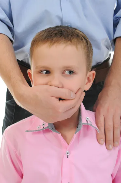 O homem fecha uma boca uma mão ao rapaz — Fotografia de Stock