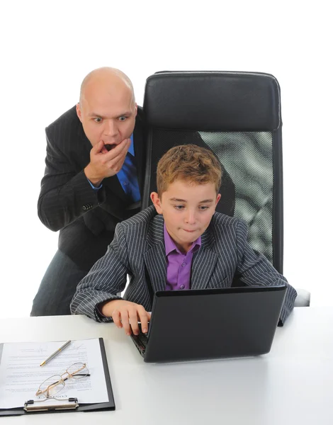 Jovem empresário usando um laptop — Fotografia de Stock