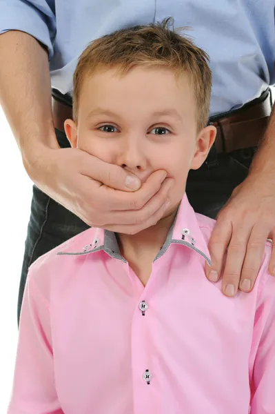 Člověk zavře pusu ruku chlapci — Stock fotografie
