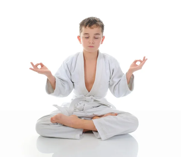 Nuori poika koulutus karate . — kuvapankkivalokuva
