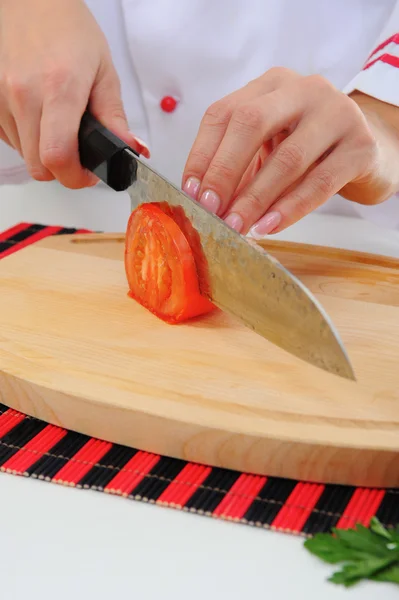 Chef coupe la tomate — Photo