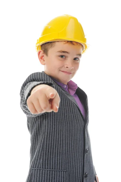 Маленький улыбающийся строитель в шлеме — стоковое фото