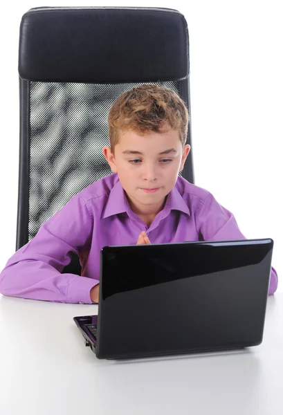 Мальчик за компьютером — стоковое фото