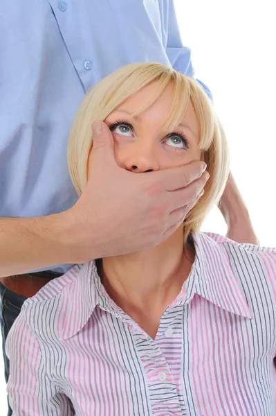 O homem fecha uma boca uma mão à mulher — Fotografia de Stock