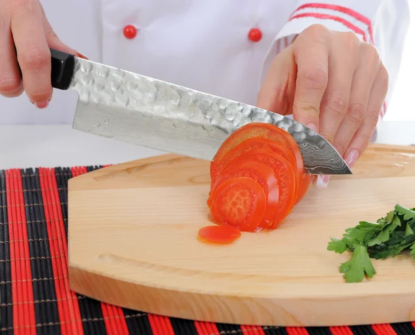 Koch schneidet die Tomate — Stockfoto