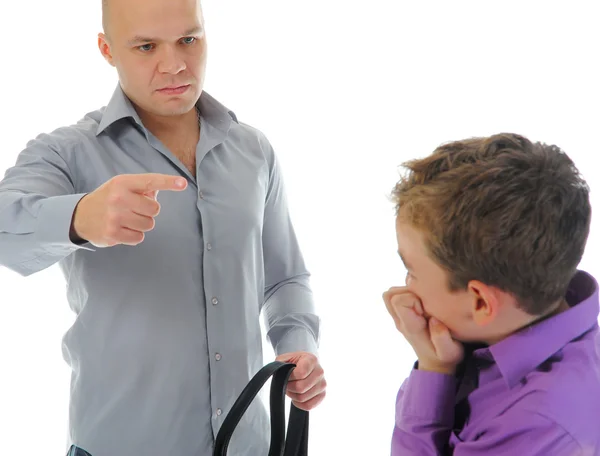 厳格な父親は、彼の息子を罰する — ストック写真