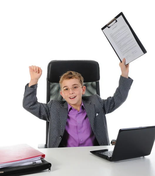 Giovane uomo d'affari utilizzando un computer portatile — Foto Stock