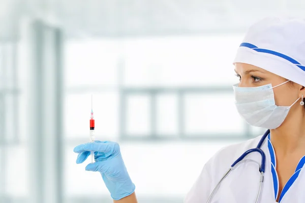 Verpleegster met een injectiespuit in zijn hand. — Stockfoto
