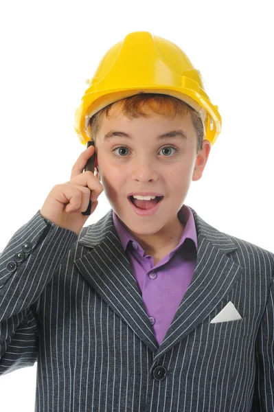 Маленький улыбающийся строитель в шлеме — стоковое фото