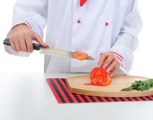 Chef-kok snijdt de tomaat — Stockfoto