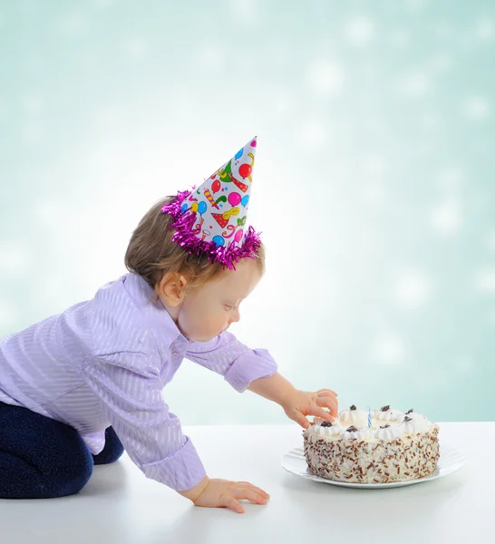Прекрасный маленький мальчик празднует день рождения — стоковое фото