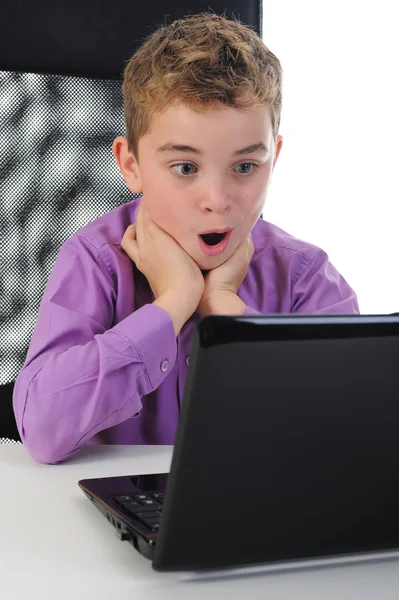 컴퓨터에 있는 소년 — 스톡 사진