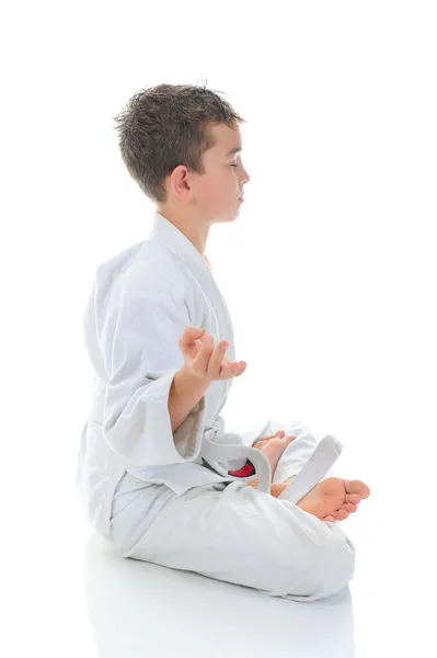 Молодий хлопчик тренує карате . — стокове фото