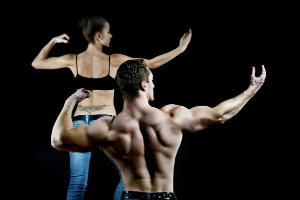 Mężczyzna i kobieta na siłowni — Zdjęcie stockowe