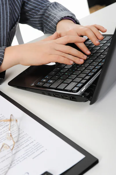 Ręce na klawiaturze laptopa. — Zdjęcie stockowe