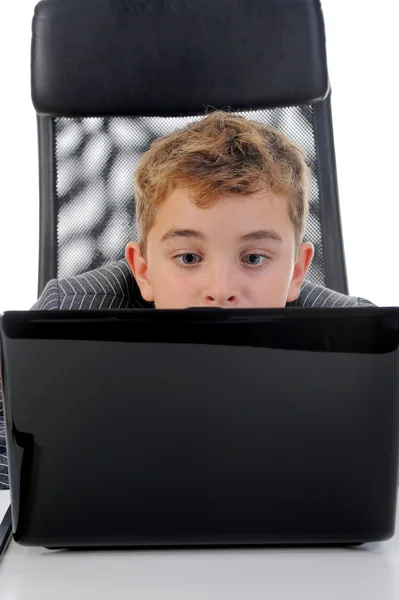 Chłopiec przy komputerze — Zdjęcie stockowe