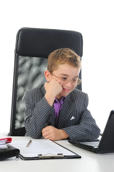 Jeune homme d'affaires utilisant un ordinateur portable — Photo