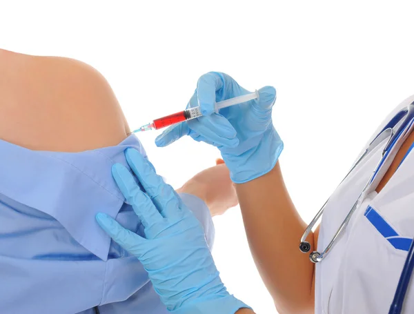 Jovem médico torna o paciente uma injeção — Fotografia de Stock