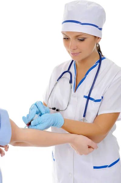 Unga läkare gör patienten en injektion — Stockfoto