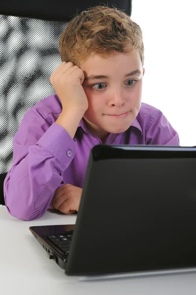 Хлопчик за комп'ютером — стокове фото