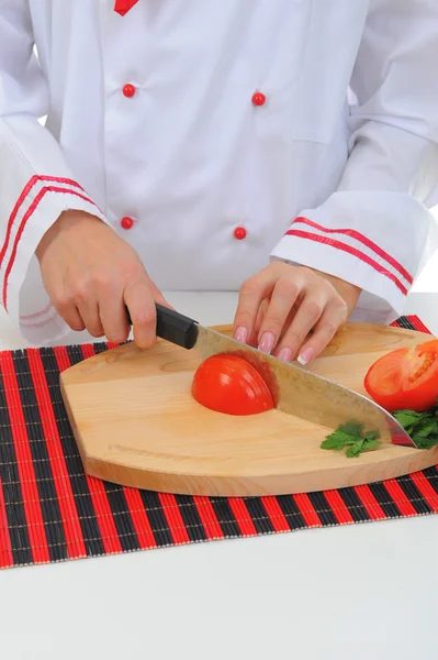 Chef coupe la tomate — Photo