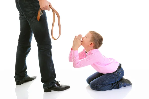 Strenger Vater bestraft seinen Sohn — Stockfoto
