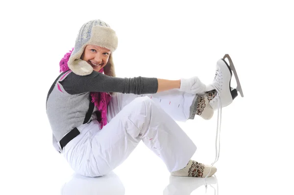 Mooi meisje zet op skates — Stockfoto