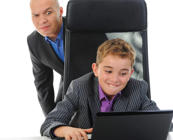 Młody biznesmen korzystający z laptopa — Zdjęcie stockowe