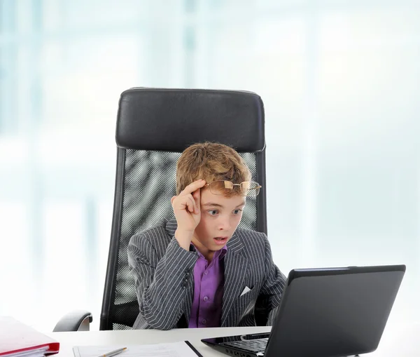 Fiatal üzletember laptopot használ Stock Kép