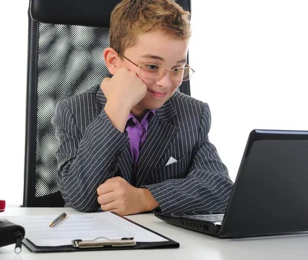 Молодой бизнесмен с помощью ноутбука Лицензионные Стоковые Изображения