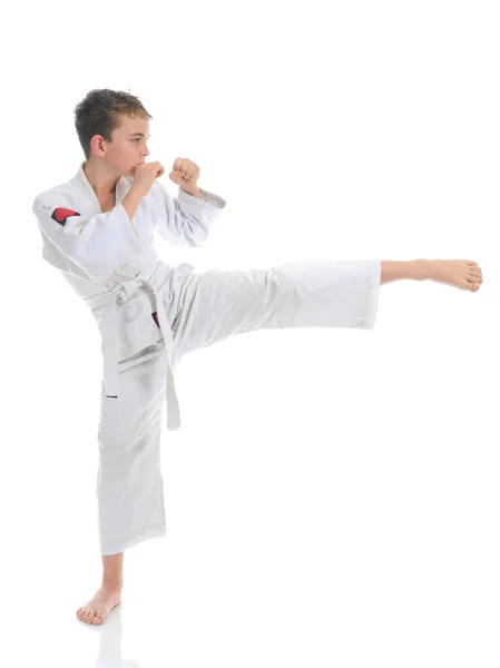 Junge trainiert Karate. lizenzfreie Stockfotos